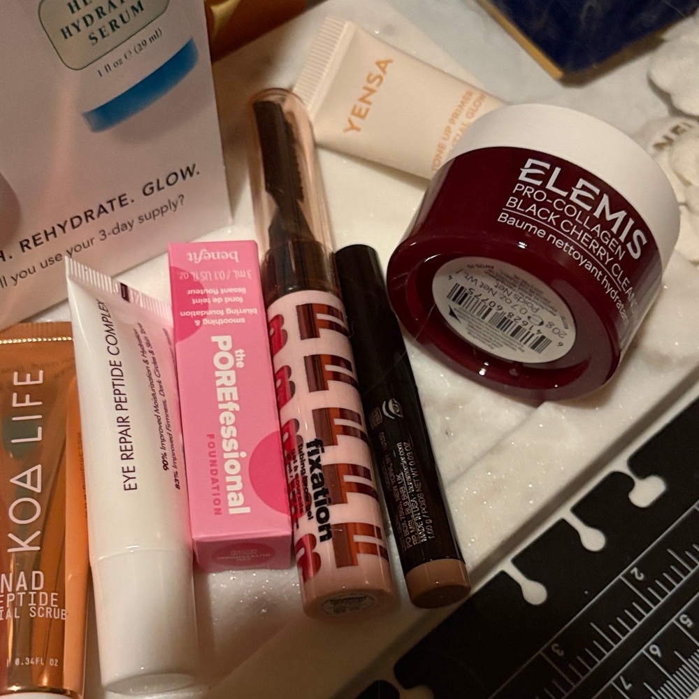 The Ultimate Luxury Beauty Discovery Collection - Picture 3 of 7